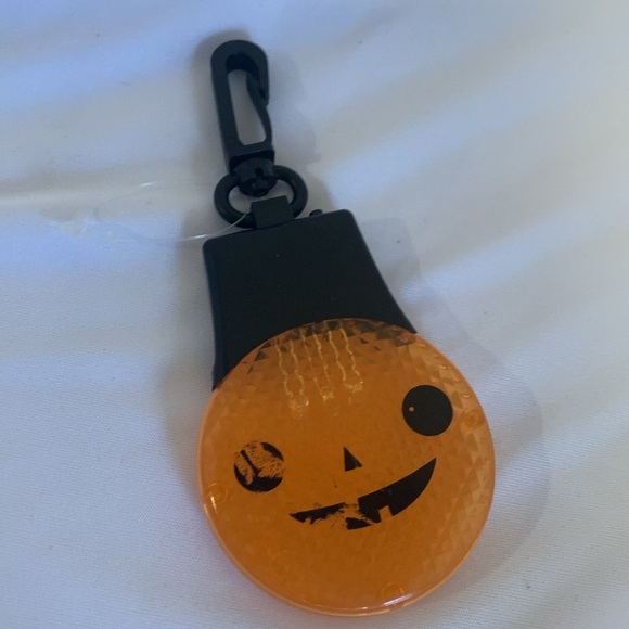 Light Up Reflective Clip On Safety Reflector - Picture 2 of 3